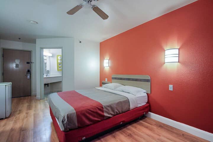 Room 9 of 32