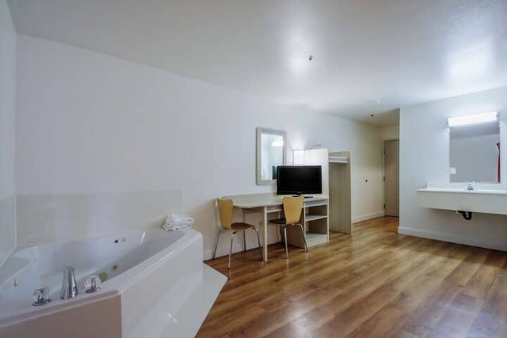 Room 17 of 32