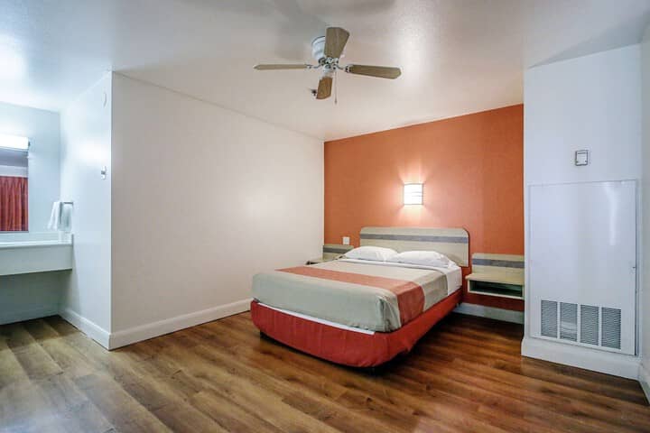 Room 11 of 32