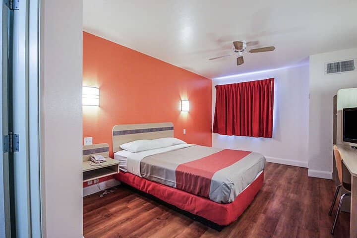 Room 10 of 32